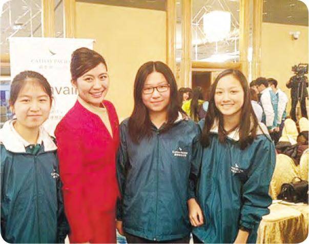 發展新路——以往任職空姐的郭思彥（左二）如今在澳洲接受見習機師培訓，她認為不恥下問，付出努力，就可衝破難關。（受訪者提供）
