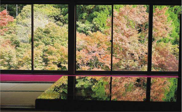 風遊山莊——位於九州唐津市的風遊山莊居高臨下，面向庭園湖光山色的榻榻米大廳內，特地放置了黑漆木桌，跟着指示即能拍出打卡照。（Onki攝）