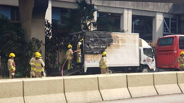 消防將火救熄貨車車斗嚴重被焚毀