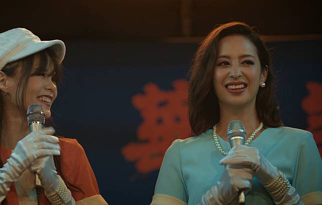 莫允雯（右）在《味盡緣》莫允雯飾演從臺灣到新加坡發展的歌星。（Hami Video提供）