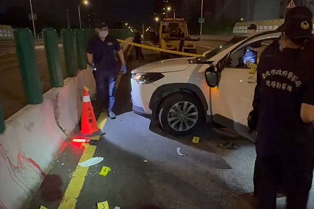 蔡男昨天因拒檢開車衝撞警員，造成警員頭部大量出血、在安全島上留下大片血跡。（翻攝畫面）