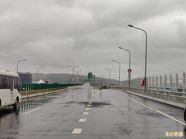 淡江大橋第二標工程、八里端主線，25日晚上10點開放通車。(記者林欣漢攝)