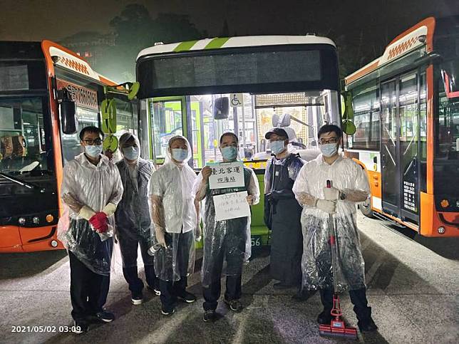 大都會客運表示，由於無法確定確診者搭乘哪班車，凌晨已將65輛車全面消毒。(大都會客運提供)