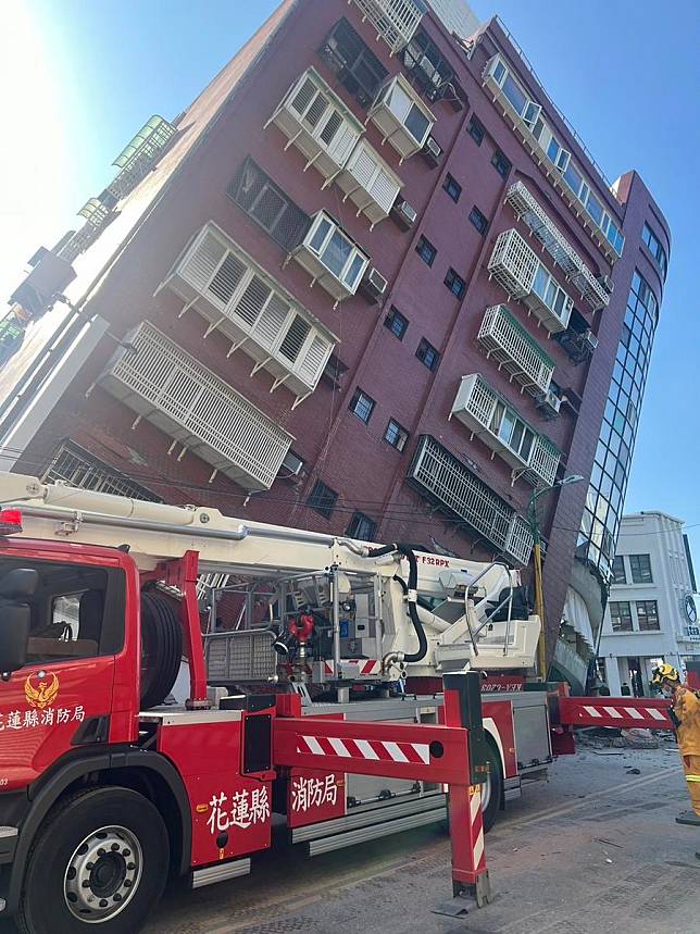 This photo taken on April 3, 2024 shows a damaged residential building in Hualien, southeast China's Taiwan. (Xinhua)