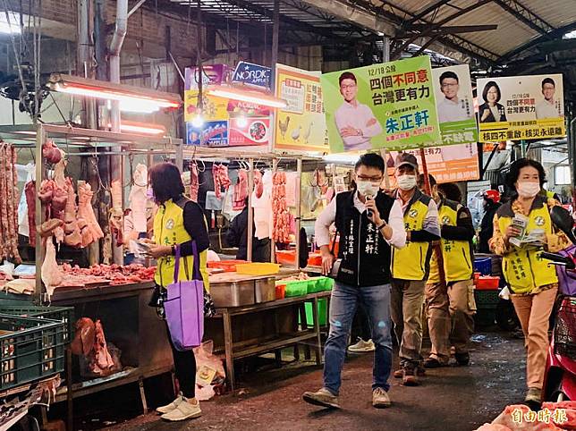 立委林宜瑾服務處執行長、永康區市議員參選人朱正軒(深色背心者)今前往永康兵仔市場公投宣講，而民眾最關心的是反萊豬進口議題，市場內就有不少豬肉攤，也讓宣講貼近民眾。(記者萬于甄攝)