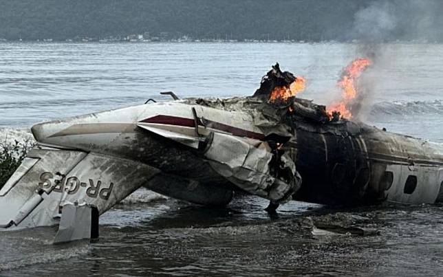 巴西聖保羅州，當地時間9日有一架小飛機衝出跑道爆炸，機長不幸身亡，不過機上4名乘客則是奇蹟似地生還。