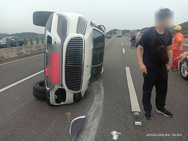 國道3號南下苗栗西湖路段24日發生休旅車翻覆事 故，警方調查為聯結車變換車道不當引發連續擦撞才 釀禍；遭撞休旅車是號稱頂級豪華「休旅王」賓士 Maybach（邁巴赫），新車身價新台幣逾千萬元，後 續維修賠償恐相當可觀。中央社