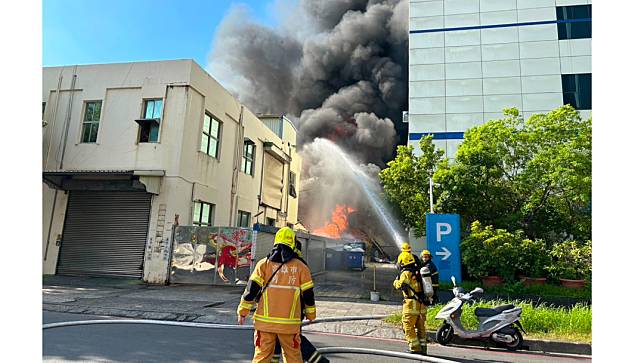 高雄市楠梓加工區今（7/14）早7時38分驚傳爆炸火警。民眾提供