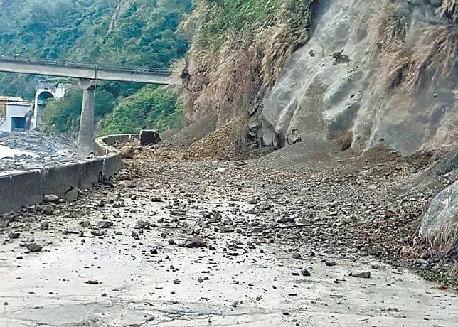 嘉義地震造成斜坡山泥傾瀉，阻斷道路。