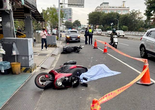 台中市南區國光路昨日發生機車碰撞，林姓男騎士倒地後遭靠站公車輾壓，當場死亡。（記者陳金龍翻攝）