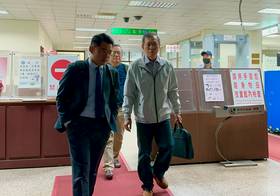 黃志良(右)是本案唯一獲判無罪者，他到高院出庭仍稱清白，左為委任律師。侯柏青攝。