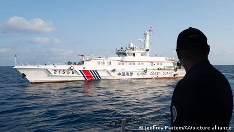 最近的一次沖突發生在上周末，當時中國海警船使用水炮擾亂了菲律賓向第二托馬斯礁（中方稱仁愛礁）執行補給任務，造成船只損壞、部分船員受傷。