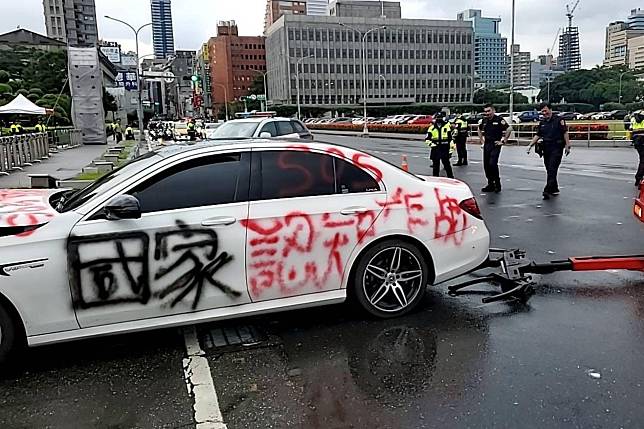 一名男子下午駕車「加速直行」衝撞總統府。（圖片來源／中正一分局提供）