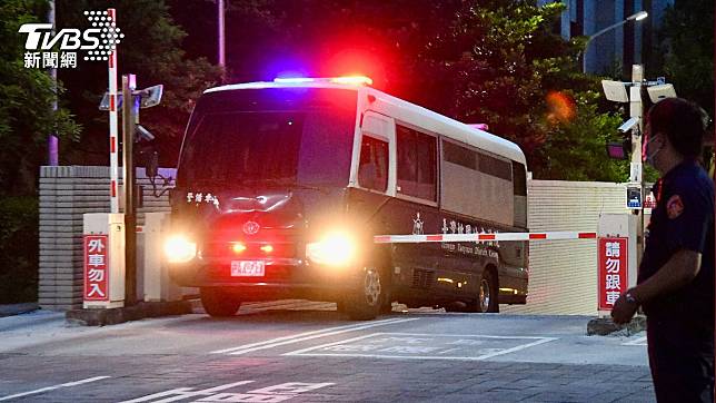 鄭文燦囚車駛往桃園看守所。(圖／胡瑞麒攝)