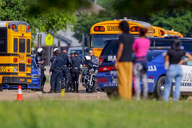 美國德州再傳校園槍擊事件，一名18歲高中生遭同學射殺身亡。（圖／美聯社）