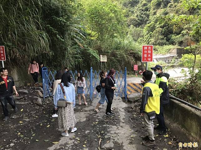 東勢林管處緊急設置柵欄，但遊客無視警方勸導，仍從柵欄旁進入。(記者張軒哲攝)