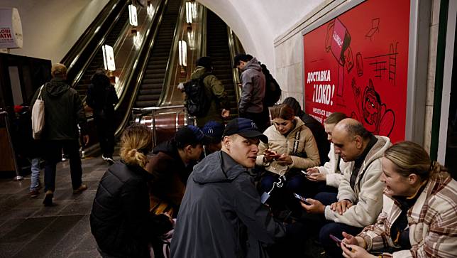 烏克蘭基輔11日遭俄羅斯飛彈攻擊，民眾躲至地鐵站。路透社