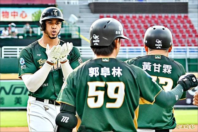 台鋼魔鷹(左)首局就擊出本季獨走聯盟的第14轟。(記者陳志曲攝)