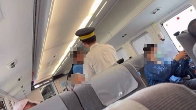 旅客因不滿台鐵誤點，對前來安撫的列車長破口大罵。翻攝自臉書三鐵情報社