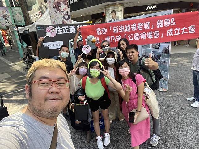 四叉貓與一群網紅到台北市西門町商圈聚餐，意外「巧遇」台灣民眾黨活動。(翻攝自「劉宇」臉書)
