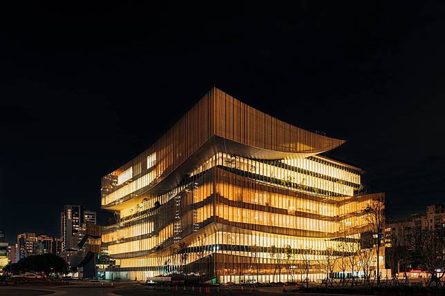 桃園新總館被譽為最美圖書館，有超強夜景。   圖：翻攝自桃園市立圖書館臉書