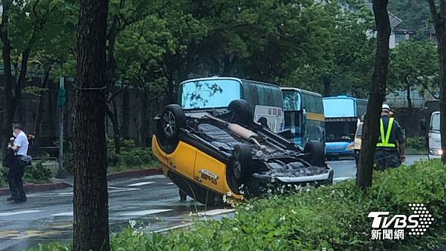 計程車自撞中央分隔島，四輪朝天烏龜翻。（圖／TVBS）