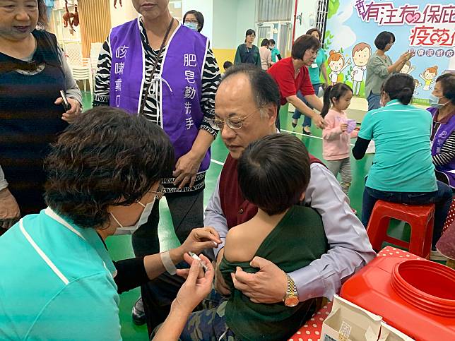 衛生局副局長黃文正協助幼童接種疫苗