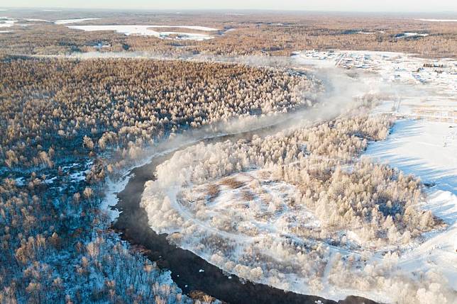 An aerial drone photo taken on Feb. 2, 2024 shows the rime scenery in Heihe, northeast China's Heilongjiang Province. (Xinhua/Xie Jianfei)