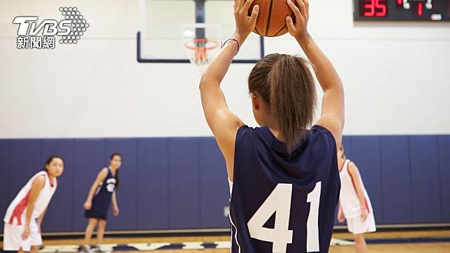 美國高中女籃比賽中，竟有球評在直播中嘲笑球員體重。（示意圖／shutterstock達志影像）