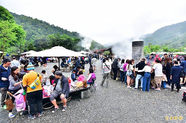 清水地熱園區以「溫泉美食」聞名，清明假期平均每天吸引6000人次到訪，吃東西過程難免脫下口罩，加上煮食空間小，成另類防疫隱憂，但有遊客認為煮食過程高溫、硫磺都能消毒，「病毒應該死光光」。(記者張議晨攝)