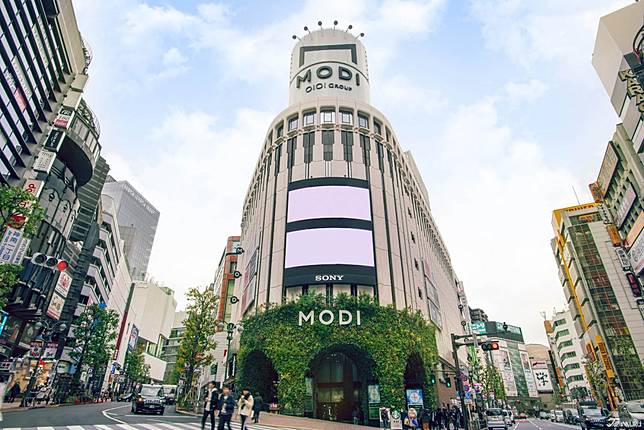 
<p>離開0101丸井百貨，出來你就會被路口對面Shibuya MODI的電子看板吸引，與丸井百貨系出同門的Shibuya MODI與其說是百貨公司，更正確一點的說法是聚集卡拉OK、餐聽咖啡店、和一些商店的休憩場所，作為逛街時暫時休息落腳處也是不錯的。</p><p>
</p><p>
<b>Shibuya MODI</b></p><p>
地址：東京都渋谷区神南1-21-3</p><p>
營業時間：11:00~21:00</p><p>
<a href=