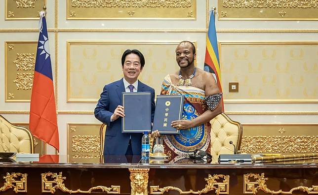 總統賴清德與史瓦帝尼王國國王恩史瓦帝三世共同見證《中華民國(臺灣)政府與史瓦帝尼王國政府關務互助協定》簽署儀式及簽署聯合公報。（圖／總統府提供）