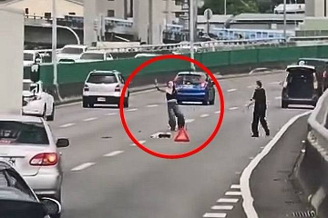 張男(紅圈處)酒後在74號快速道路做出怪異舉動，計程車司機放了三角錐，避免他被車流追撞。畫面授權threads ruru920122