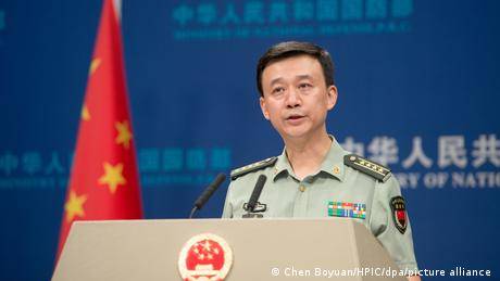 中國國防部在12月28日舉行了2023年最後一場新聞發布會，由國防部新聞局局長、國防部新聞發言人吳謙大校發布信息（資料圖片）