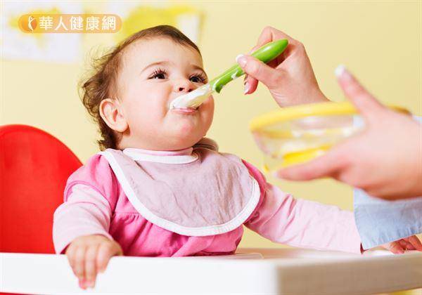 培養專注力！把握2～4歲關鍵期，讓孩子學會自己用餐