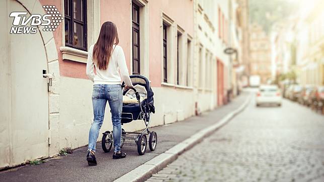 家長推著嬰兒車帶孩子上街時，要特別注意安全。(TVBS資料示意圖)