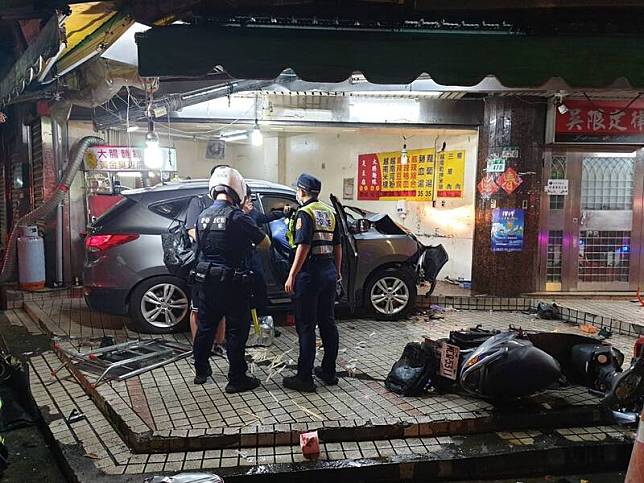 台北市內湖區晚間6時許發生一起重大車禍，轎車撞進騎樓麵線攤，3人命危送醫。(記者鄭景議翻攝)