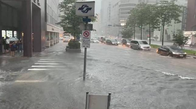 台北市今降下大雨，許多行政區傳出淹水災情。（資料照片）