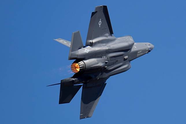 美國空軍F-35戰機，圖為2023年2月16日在印度航空展表演。（美聯社）