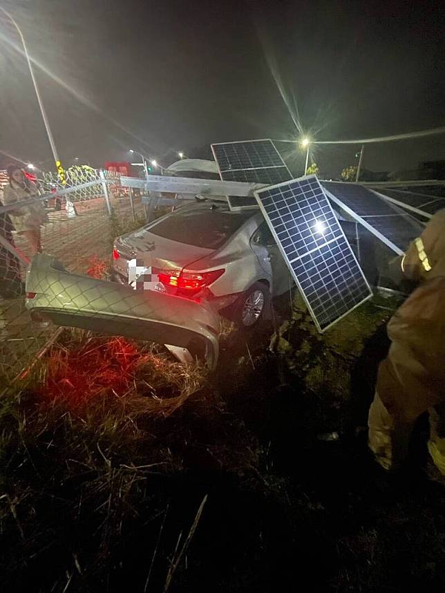 29歲石姓男子駕車衝進台南安南區安吉路三段與安順庄大道路口田裡的太陽能板機房，當場不幸慘死。(圖：民眾提供)