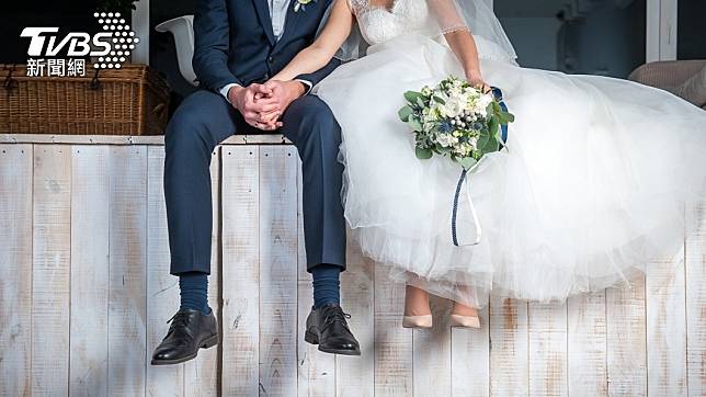 有網友分享身邊一名友人和妻子結婚20多年生下3名子女。（示意圖／shutterstock 達志影像）