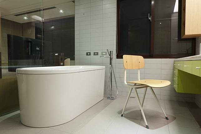 
          <p>簡單俐落的主臥浴室搭配上深閎浴缸，白色的空間裏頭整潔又明亮。</p><p>在這間以工業風為主調性的住宅裏頭，你是否也感受到室內裝潢的魔力呢？</p><p><strong>延伸閱讀：</strong><a href=