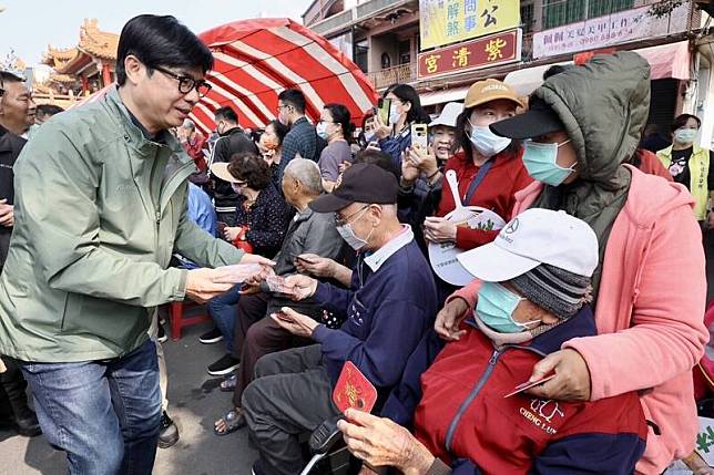 高雄市長陳其邁到廟宇參香發紅包。(照片高雄市政府提供)