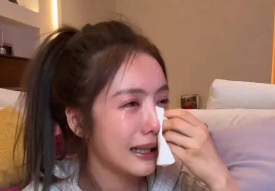 蔡文靜在深夜直播中爆哭。翻攝蔡文靜微博