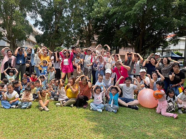 幼兒園師生與家長在榮家綠地共度美好親子時光。圖：桃園榮家提供