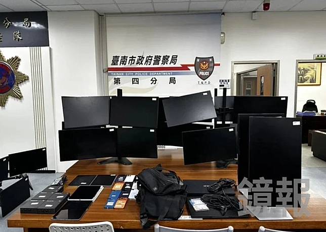 警方查扣大批電腦等影體設備。讀者提供