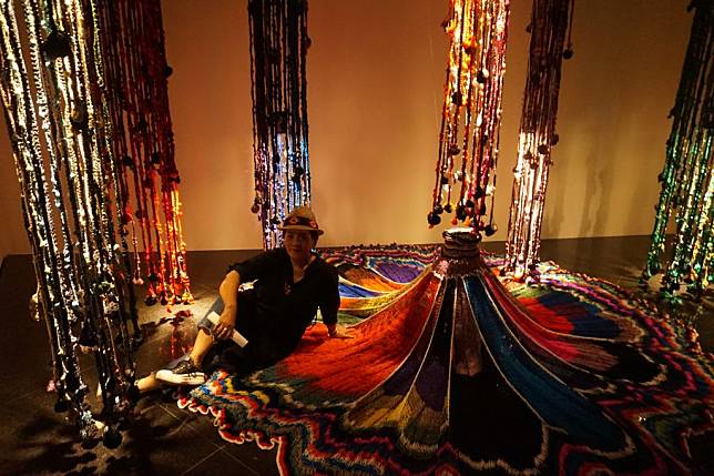 原住民旅文化發展中心今年度第一場主題展覽，藝術家米類瑪法琉「色彩６０°」個展極具個人特色。（記者鄭伯勝攝）