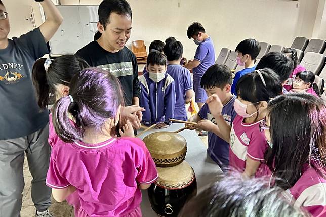 淡水鄧公國小5年級學生透過實際操練傳統樂器而對北管音樂產生興趣。(圖/新北市文化局提供)