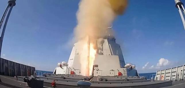 解放軍遼寧艦率18艘艦艇、攜帶超過816個導彈垂直發射彈直抵關島海域。(示意圖) 圖：翻攝自騰訊新聞