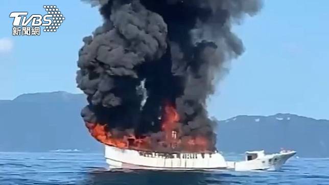 宜蘭頭城有船隻起火。（圖／民眾提供）